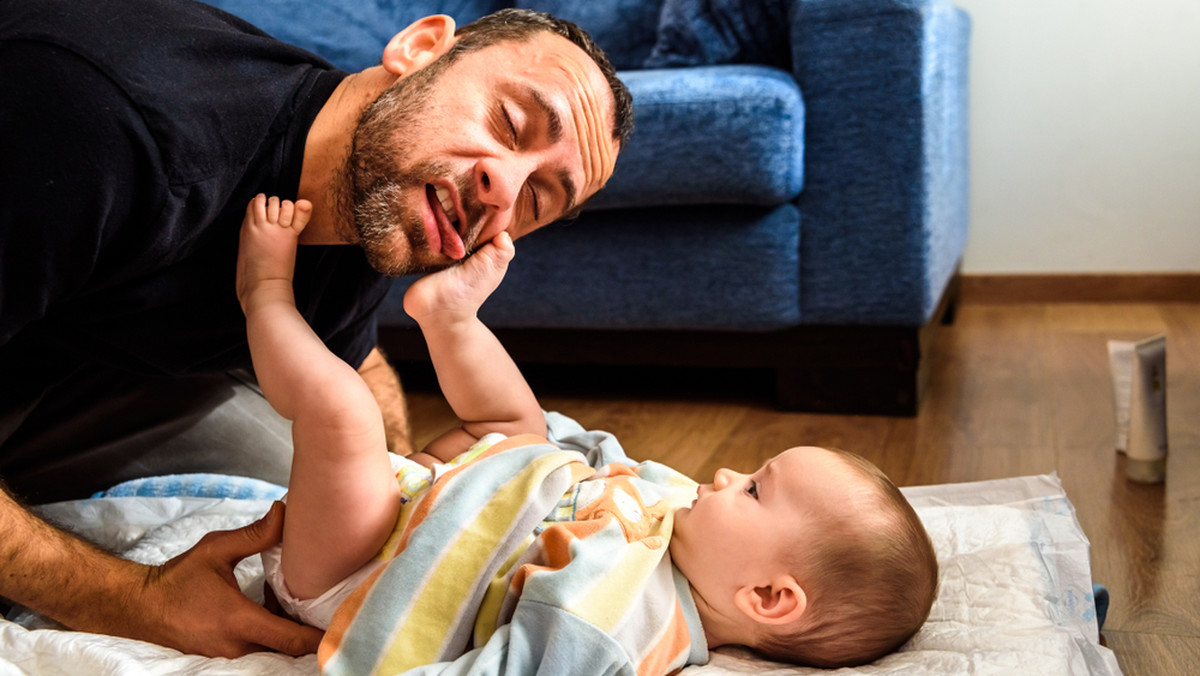 Ojcostwo to nie tylko fajne uczucie, ale też zespół zależności, o których wcześniej nie miałeś pojęcia. Wszystko odbywa się poza twoją kontrolą i w dużej mierze jest uwarunkowane ewolucyjnie. Areną tych zmian staje się najważniejszy organ w twoim ciele - mózg. Zobacz, co się z tobą dzieje, kiedy zostajesz ojcem.