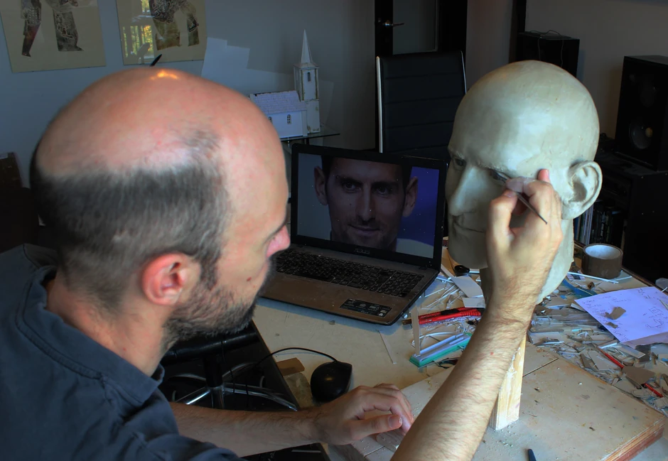 Branislav Crvenković modeluje portret za figuru Novaka Đokovića