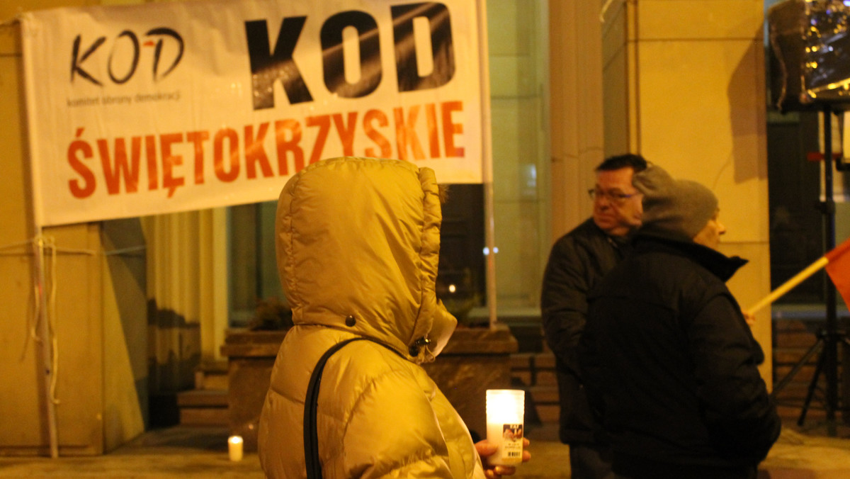 Świętokrzyskie: pikiety KOD w sprawie sytuacji na granicy z Białorusią