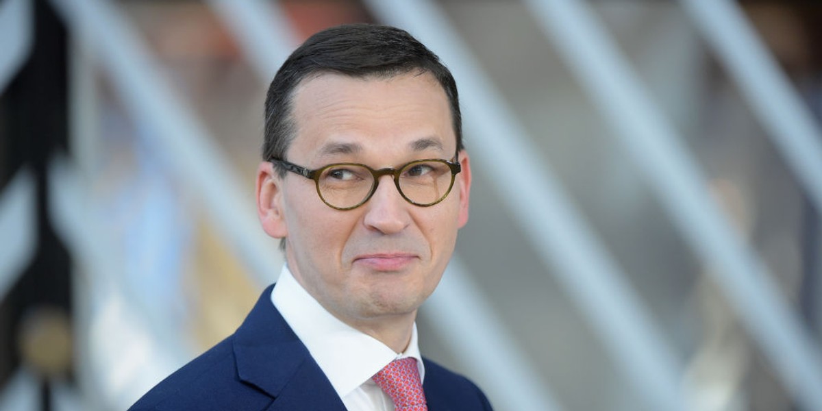 Mateusz Morawiecki przez lata kierował BZ WBK (dzisiejszy Santander Bank Polska). Dzisiaj rząd, na czele którego stoi Morawiecki, planuje wymusić na bankach podwyżki stawek lokat. 