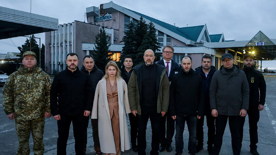 Na granicę polsko-ukraińską udali się szef ukraińskiego rządu Denys Szmyhal (po środku, w zielonej kurtce) oraz ministrowie