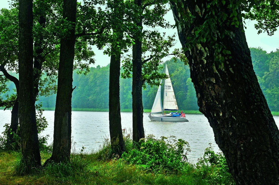 Jeziorak jest dla żeglarzy wymagającym akwenem. Na wąskim jeziorze często spotykamy się ze zjawiskiem nieoczekiwanej zmiany kierunku wiatru.