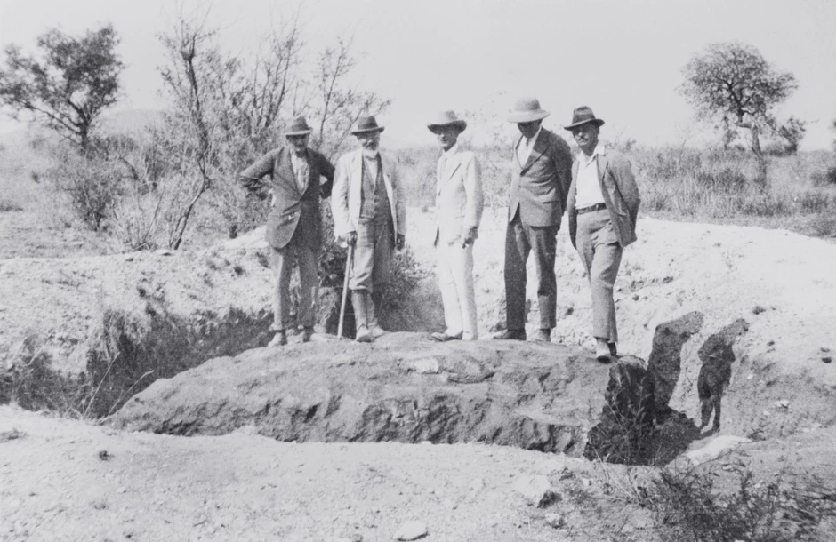 Naučnici na mestu pada meteorita Hoba u Namibiji 1920.