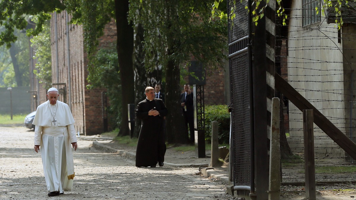 Franciszek, który jest obecny w Polsce z okazji ŚDM 2016, zwrócił uwagę, że obok Żydów i Polaków w Auschwitz ginęli również członkowie narodu romskiego - uważa prezes Stowarzyszenia Romów w Polsce Roman Kwiatkowski. Podkreślił, że wskazuje na to obecność Romów i Sinti w uroczystości w b. niemieckim obozie Auschwitz-Birkenau.