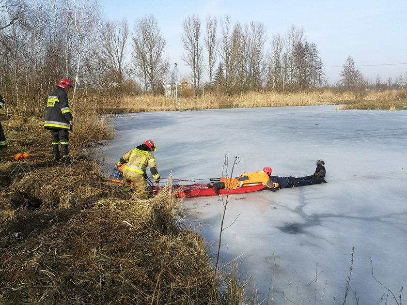 Napędził potwornego stracha żonie. Uratowali go strażacy