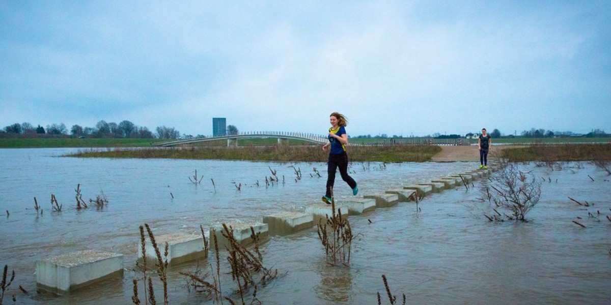 Jogging na moście Zalige w holenderskim Nijmegen