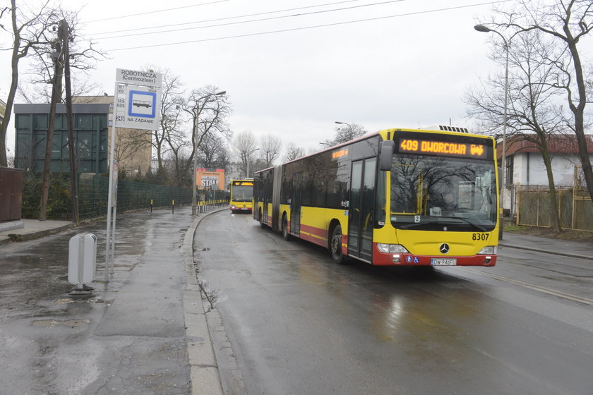 Autobus linii 409 na ul. Robotniczej we Wrocławiu