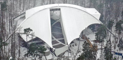 Gigantyczna dziura w dachu Opery Leśnej. Skąd się wzięła?