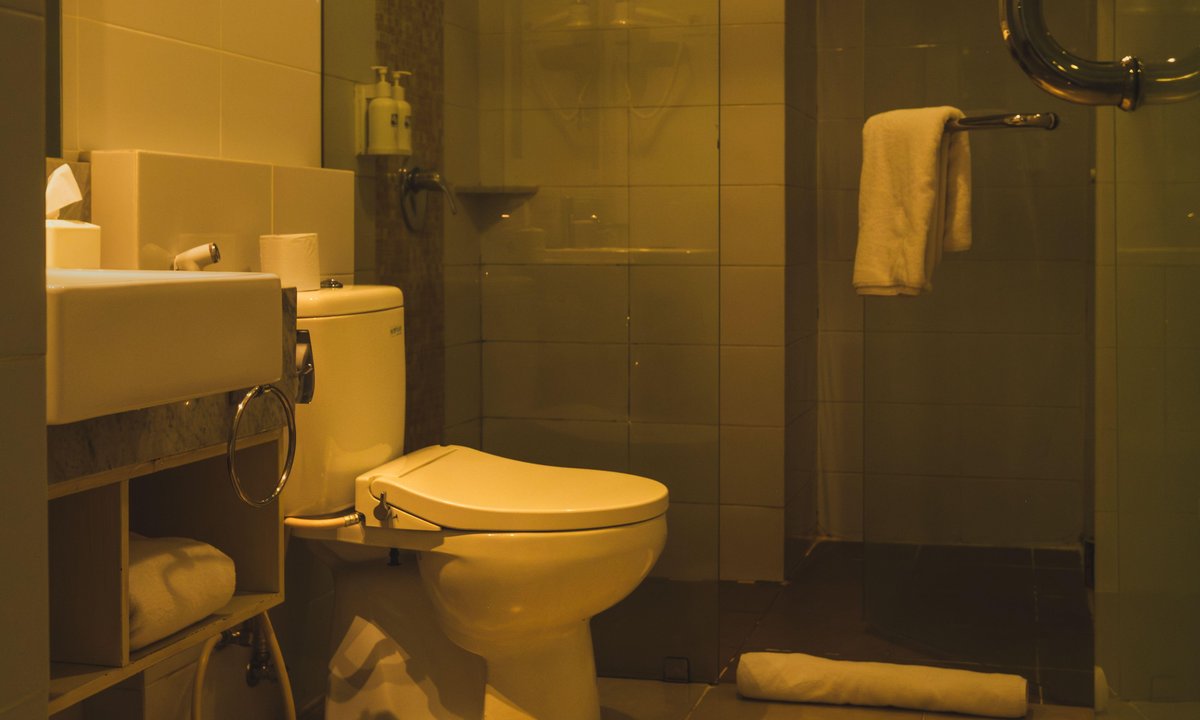 Nocne wyjścia do toalety to groźny sygnał? Lekarze wyjaśniają