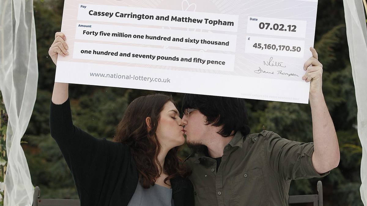 Matt Topham, który z narzeczoną, Cassey Carrington, wygrał w loterii EuroMillions 45 milionów funtów, sprzeciwia się próbom swojej matki, by naprawić ich nadszarpnięte więzy rodzinne - podaje serwis telegraph.co.uk.