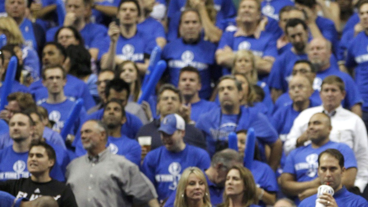 Dirk Nowitzki zdobył dziesięć ze swoich 21 punktów w czwartej kwarcie, a Dallas Mavericks udało się odrobić dziewięć "oczek" straty i wygrać 86:83. W finale NBA jest remis 2-2. Kolejne spotkanie także w Dallas już w nocy z czwartku na piątek.