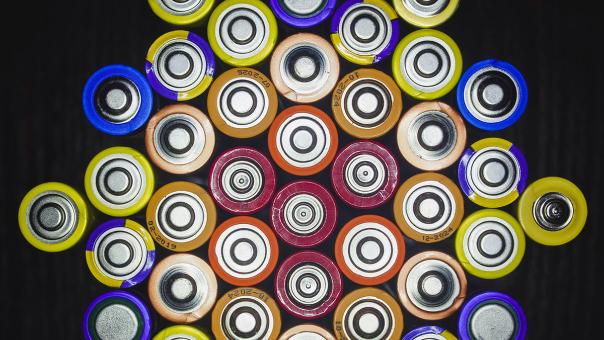 Jak poprawnie ładować baterię, jak nazywa się dodatni biegun baterii, jakie rozmiary ma najmniejsza bateria świata oraz jak długo pracuje lub pracowała najdłużej działająca bateria świata? Rozwiąż quiz i dowiedz się więcej o bateriach!