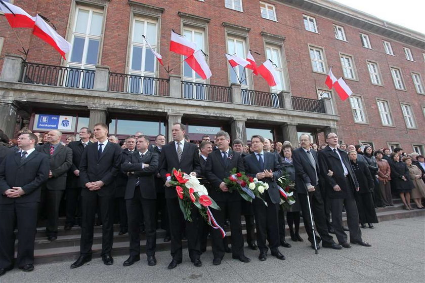 Trumna z ciałem Macieja Płażyńskiego, który zginął w katastrofie prezydenckiego samolotu pod Smoleńskiem, została przywieziona w poniedziałek do Gdańska. Najpierw karawan zatrzymał się przed siedzibą Urzędu Wojewódzkiego i Marszałkowskiego