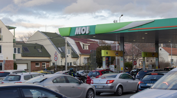 Kérdéses mikor normalizálódhat a benzinmizéria/ Fotó: Northfoto