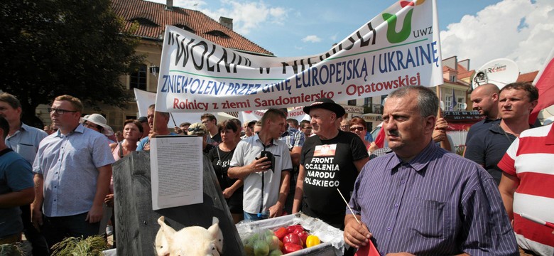 Trumna z głową świni i ostra wymiana zdań. Rolniczy protest podczas konwencji PiS