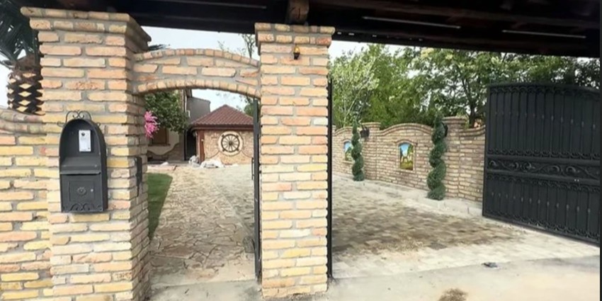 Žive u vili sa bazenom: Evo u kakvom bogatstvu se kupaju Aleksandra Subotić i Peca