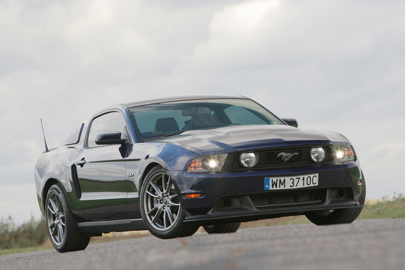 Ford Mustang I kontra Mustang V: klub koni mechanicznych