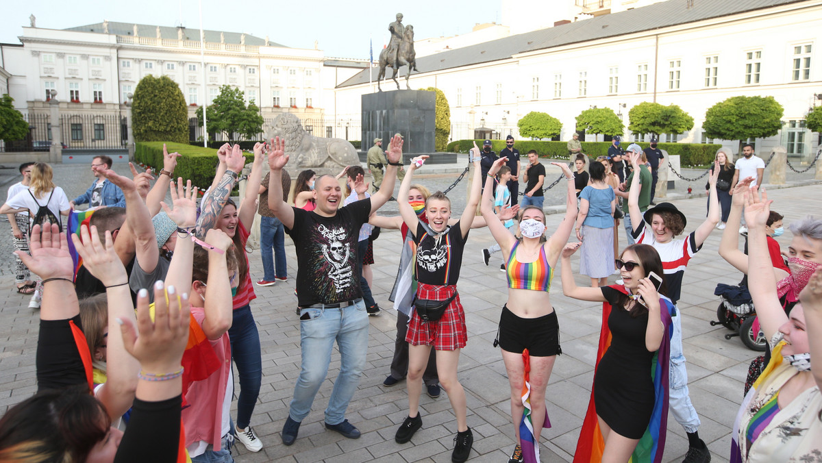 Warszawa: "Tęczowe disco" i "muzeum afer PiS" przed Pałacem Prezydenckim