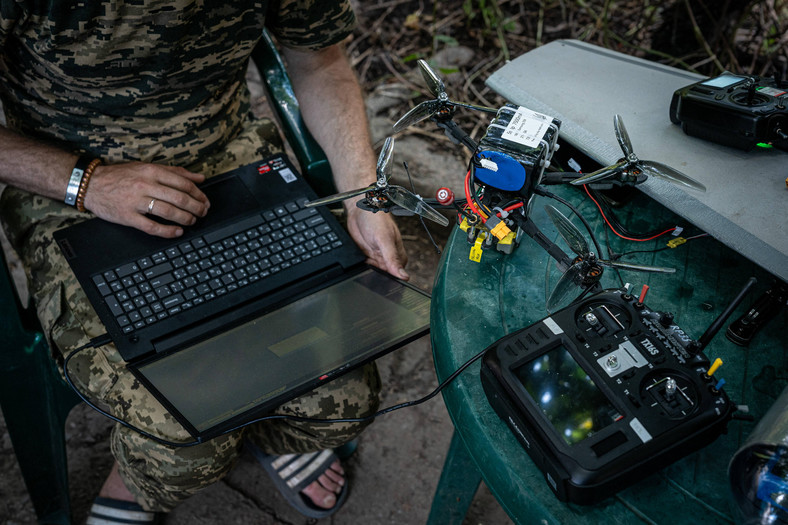Ukraiński żołnierz testuje domowej roboty drona przed wysłaniem go na linię frontu, obwód doniecki, Ukraina, 16 sierpnia 2023 r.