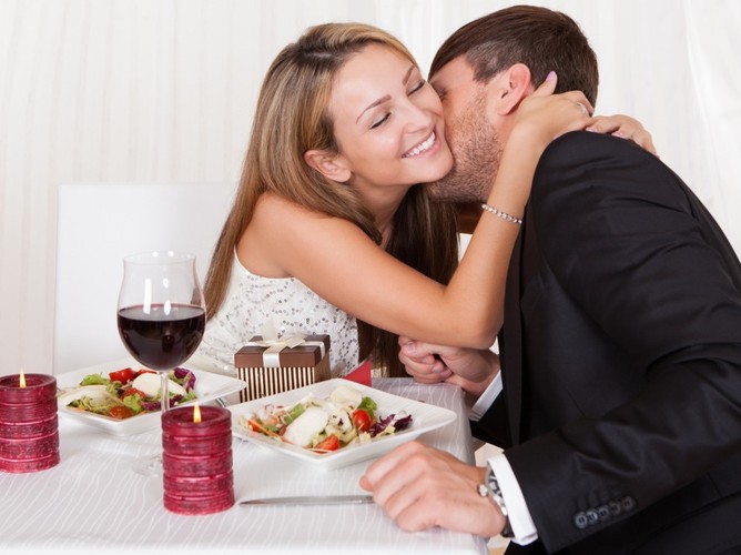 Kobieta, która w towarzystwie trzyma partnera na dystans i nie 'łasi' się do niego na wszelkie możliwe sposoby?