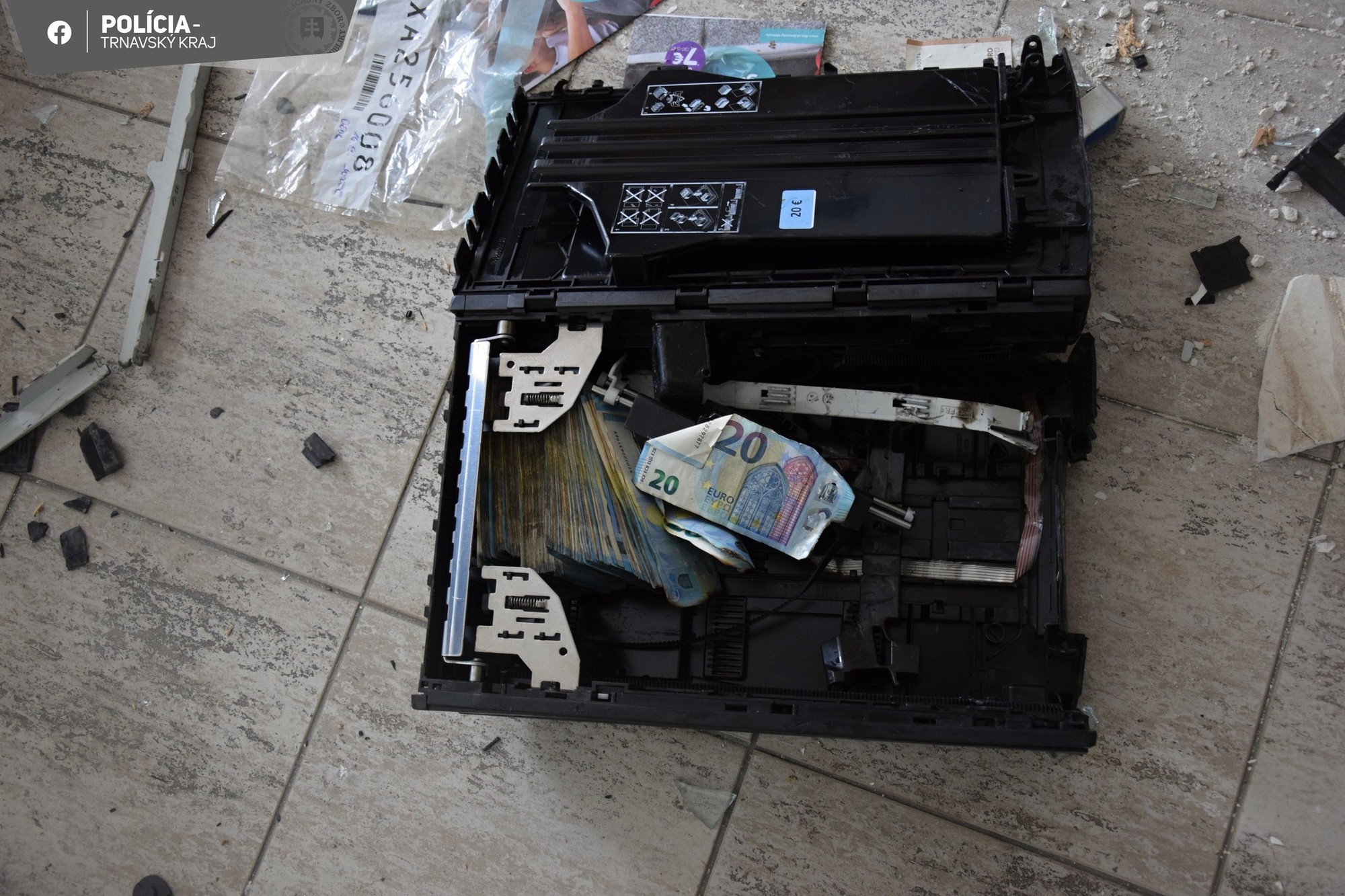 Polícia zatkla muža, ktorý mal stáť za výbuchom bankomatu v Maduniciach. 