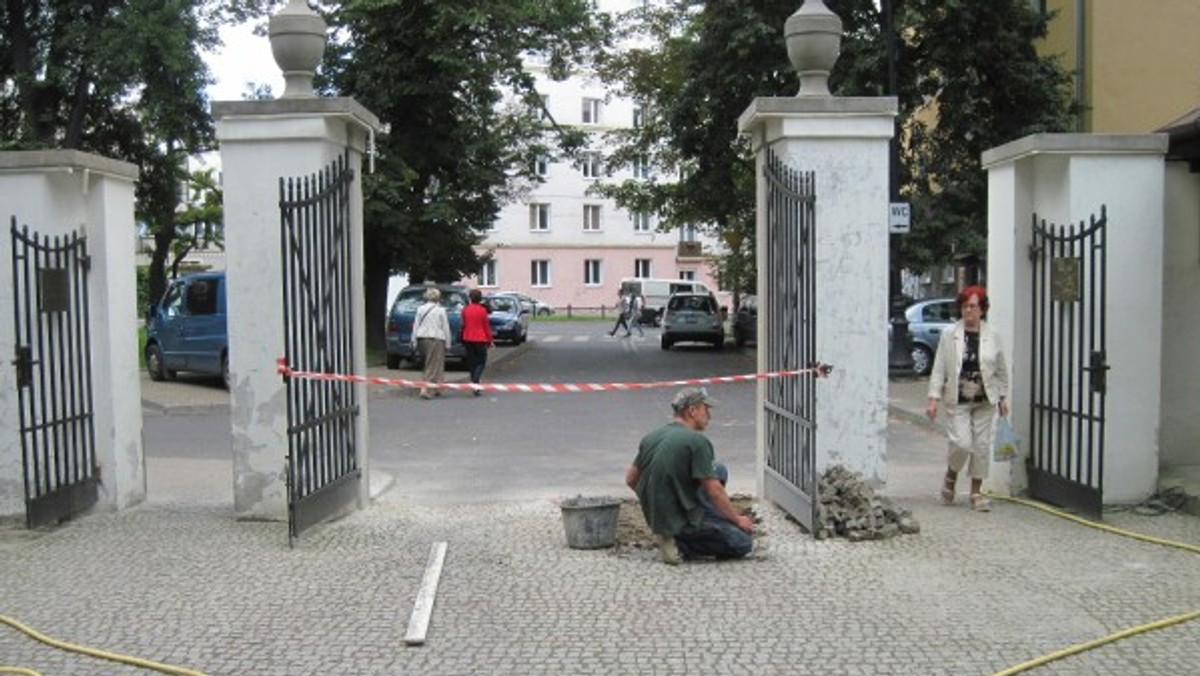 Bezsprzecznie, dzisiejsza ulica Lipowa, dawniej zwana też ulicą Cmentarną, Pod Lipkami i Cmentarzową, od swego zarania związana jest z największą lubelska nekropolią i jedną z trzech najstarszych w kraju.