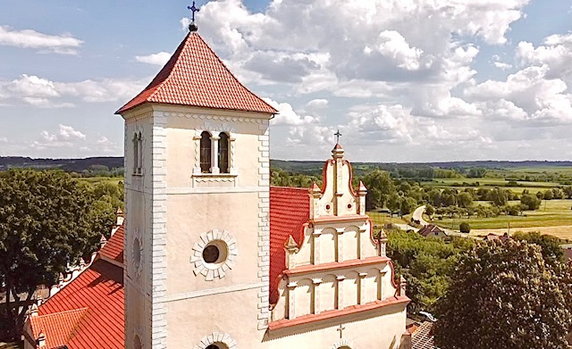 Współczesny kościół w Janowcu jest w stylu późnorenesansowym z elementami gotyckimi, orientowany, z białego kamienia wapiennego i cegły. Posiada dwa gotyckie portale kamienne do kaplicy św. Anny z rytymi napisami, wśród których najstarszy, czytelny, pochodzi z 1558.