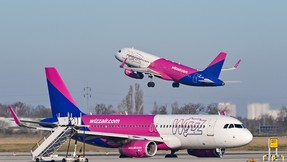 A reptéren tudták meg az utasok, hogy nem fogadják el a vízumukat – Legalább nyolcvan utastól tagadta meg a felszállást szombaton a Wizz Air