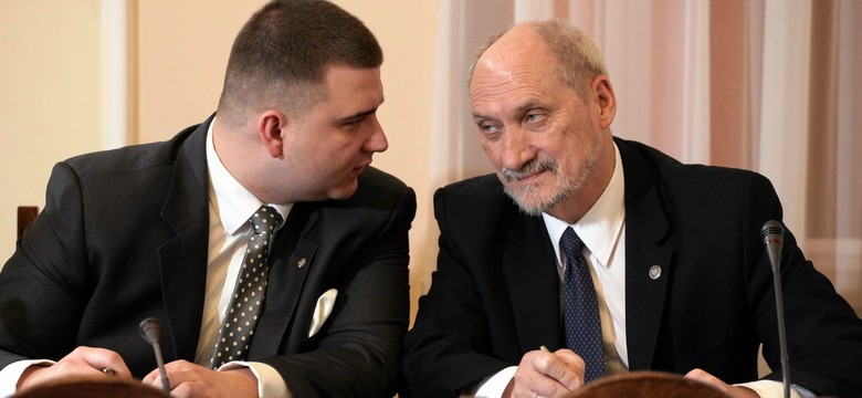 Misiewicz zarabia lepiej niż wiceministrowie. Macierewicz przyznał mu specjalny dodatek