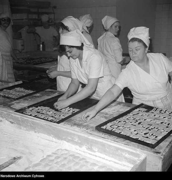 Pracownicy przygotowujący pączki w cukierni Blikle w Warszawie - 1978 r. - Narodowe Archiwum Cyfrowe