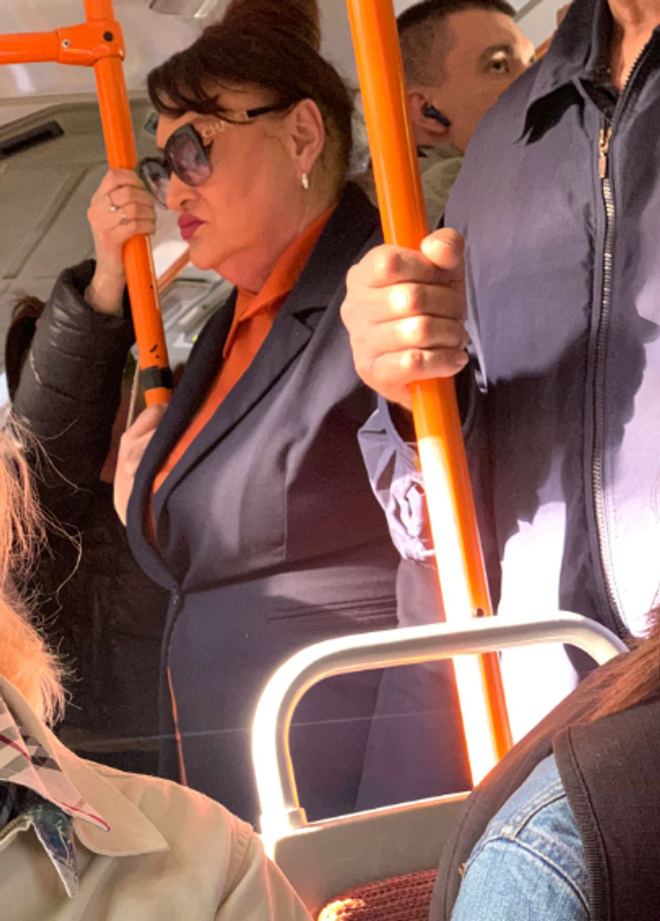 Nada Macura u gradskom prevozu