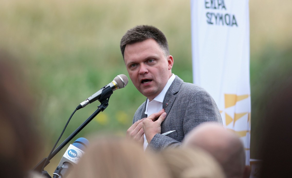 Gorzów Wielkopolski, 08.07.2020. Dziennikarz, założyciel i lider ruchu Polska 2050 Szymon Hołownia (C) podczas spotkania z mieszkańcami Gorzowa Wielkopolskiego w ramach cyklu "Porozmawiaj z Szymonem", 8 bm. (sko) PAP/Lech Muszyński