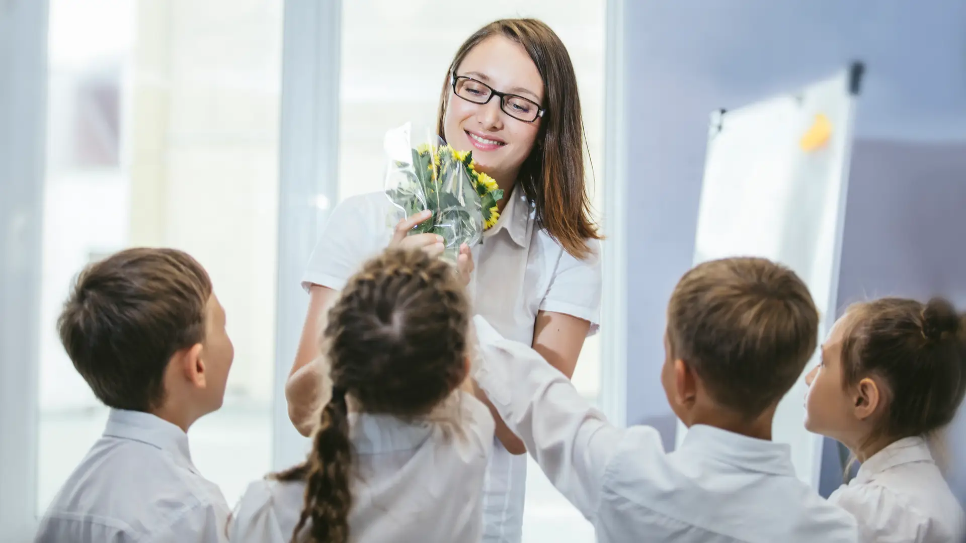 Dzień Nauczyciela już w ten poniedziałek. Jakie życzenia umieścić na kartce?