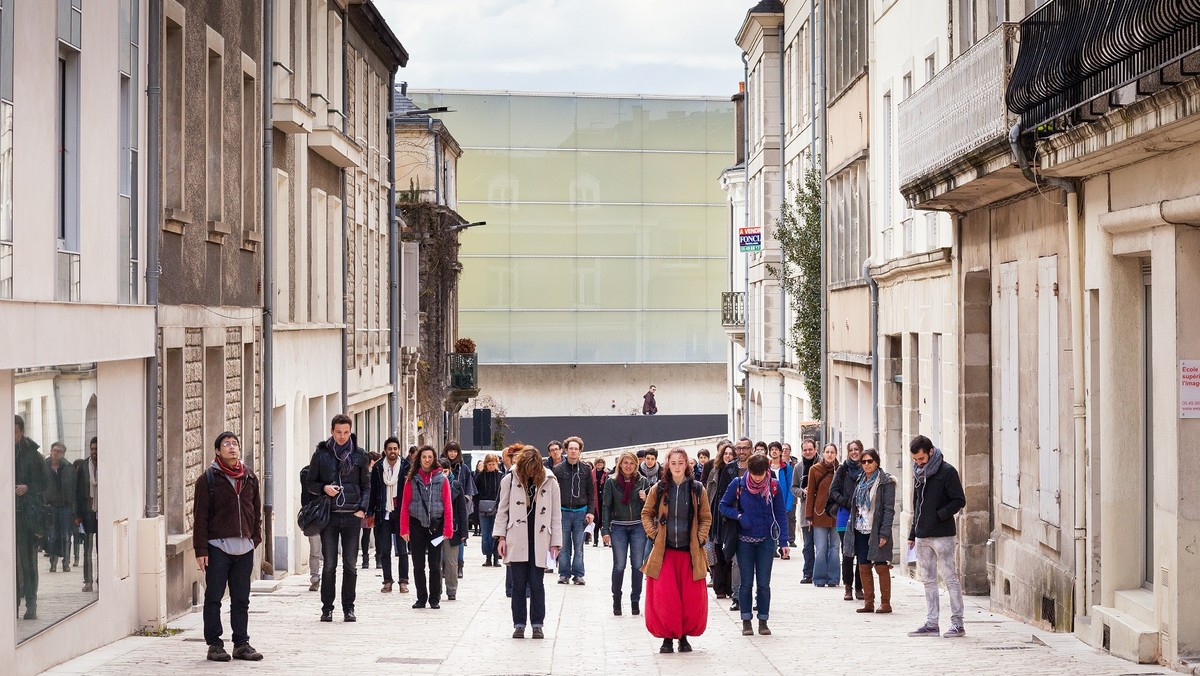 W ramach tegorocznej edycji Grolsch ArtBoom Festival Teatr Łaźnia Nowa zaprezentuje 20 i 21 czerwca pracę "Walking the City". Artyści Ligny zrealizują w Nowej Hucie interaktywny spektakl przy udziale mieszkańców dzielnicy.