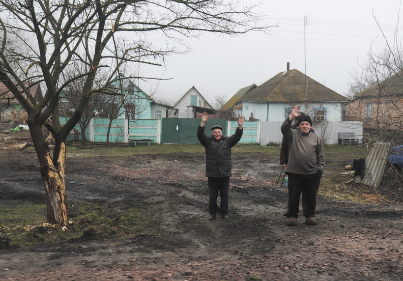 Okolice Kijowa. Mieszkańcy witają żołnierzy ukraińskich