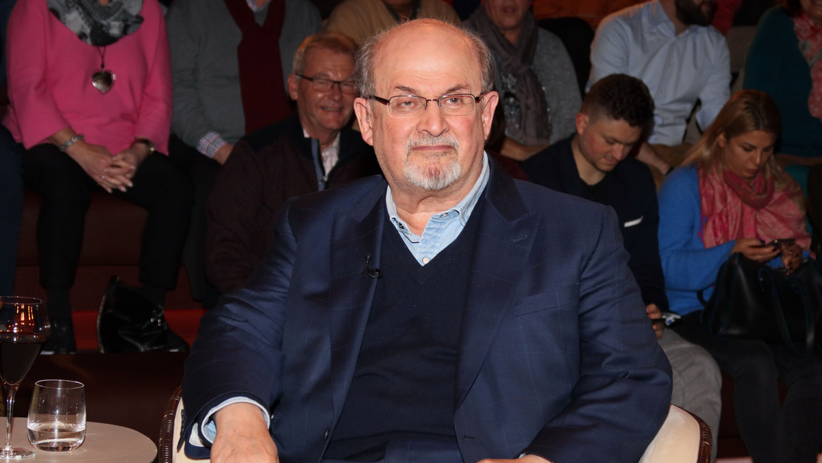 Salman Rushdie dźgnięty w szyję nożem. "Żyje. Jest w szpitalu"