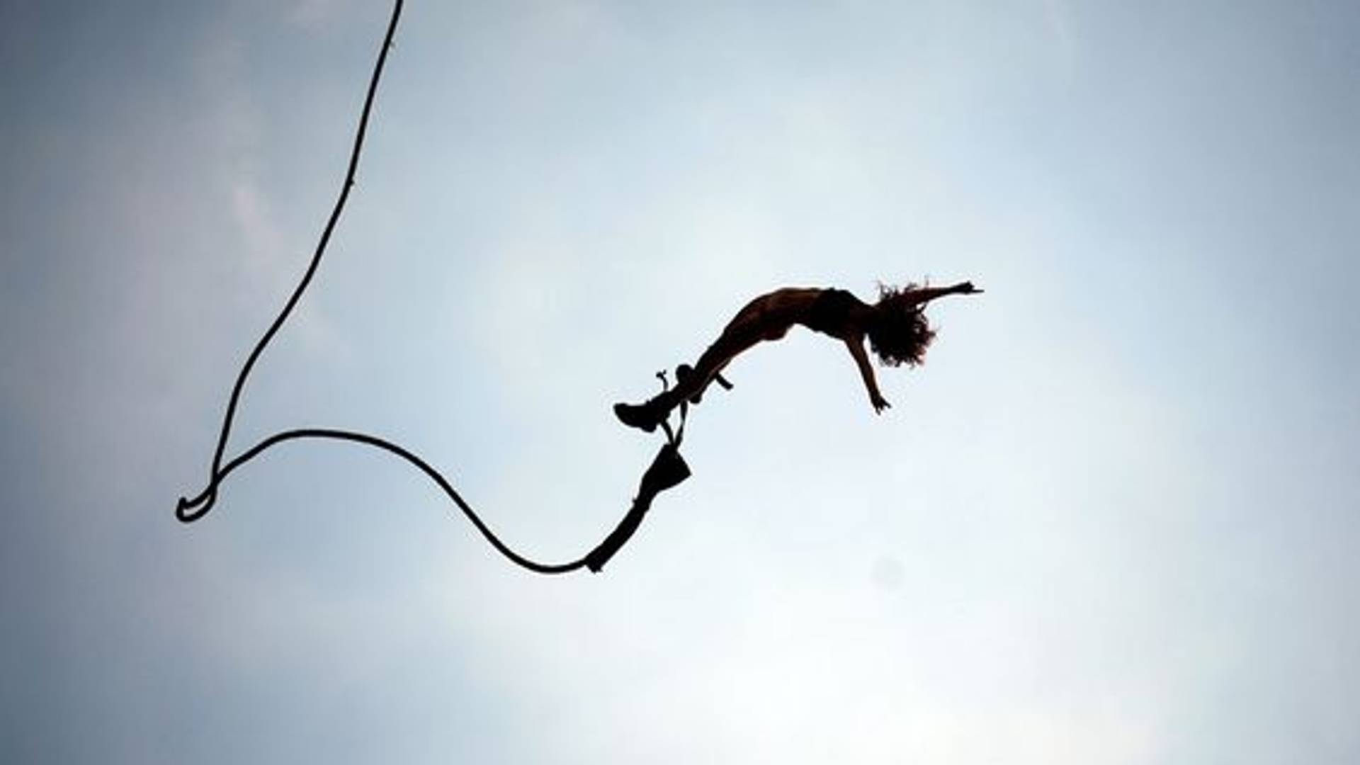 Kako je kad se otisneš i skočiš u ponor pričali smo sa čovekom koji živi za bungee skokove