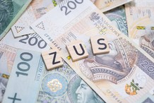 Harmonogram wypłat emerytury i 13. emerytury w kwietniu 2026. Wcześniej przelew czy przekaz pocztowy? [TABELA]