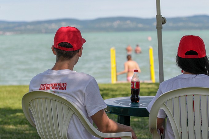 Ezeken a balatoni strandokon nyújtanak elsősegélyt diák önkéntesek