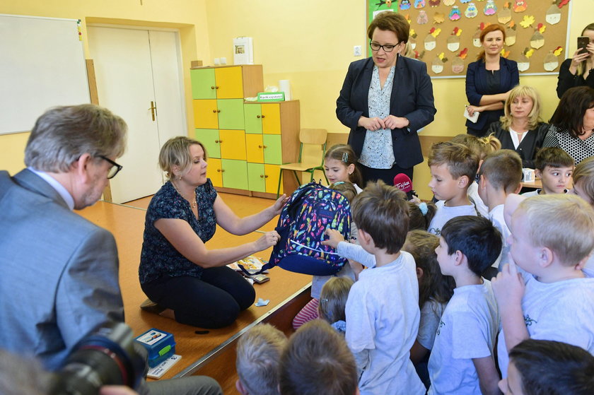 Minister edukacji narodowej Anna Zalewska podczas lekcji z udziałem uczniów z klasy III szkoły podstawowej, nt. profilaktyki zdrowotnej w ramach Ogólnopolskiego Dnia Tornistra