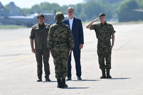 BESPILOTNE LETELICE, LANSERI RAKETA Vučić na prikazu novih sredstava Vojske Srbije u Batajnici i na Pasuljanskim livadama (VIDEO)