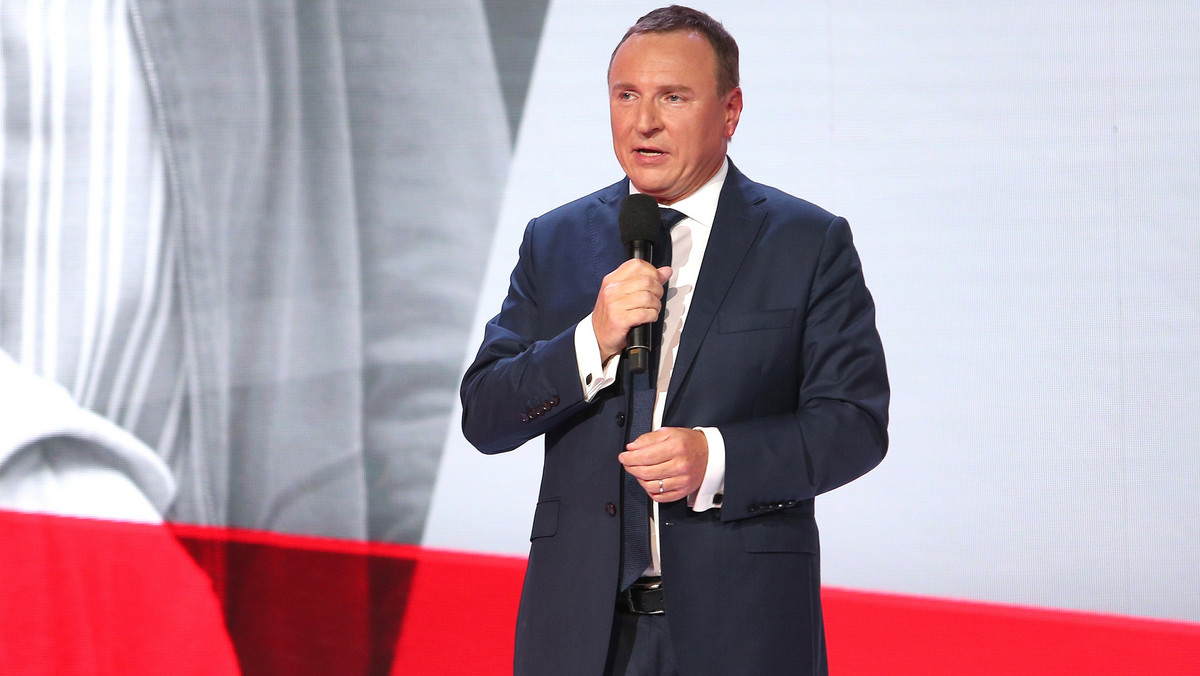 - Nielsen pompuje TVN i "Mam talent!" (...) . To jest już kradzież oglądalności na tzw. rympał. Nie zostawimy tak tej sprawy - komentuje wyniki Nielsen Audience Measurement Jacek Kurski. Zdaniem prezesa TVP, wyniki oglądalności nie są obiektywne, a kolejne edycje programów "The Voice of Poland" i "Rolnik szuka żony" poradziły sobie znacznie lepiej, niż wskazują badania Nielsena.