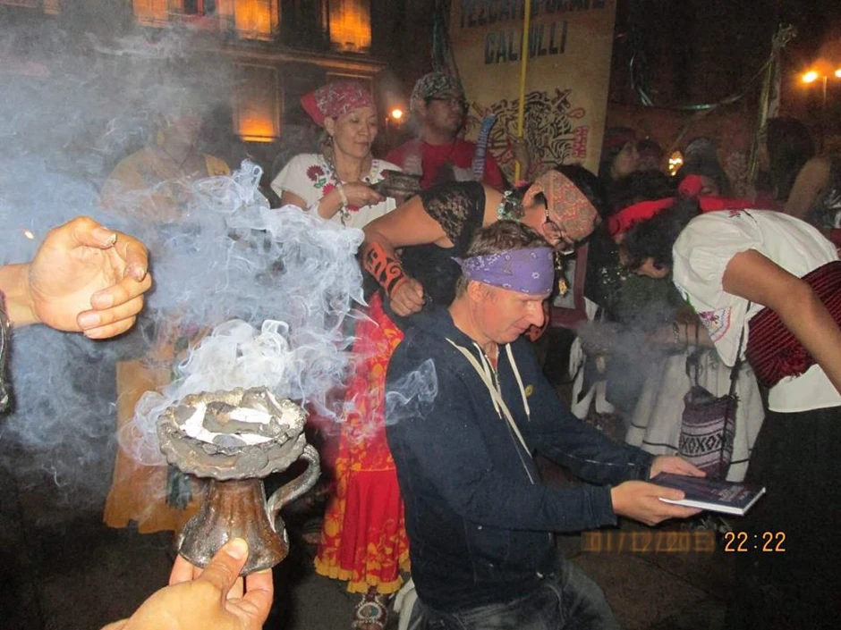 Autor Igor Seke poklanja rečnik "kalpuliju", grupi za obnovu starosedelačkih kultura