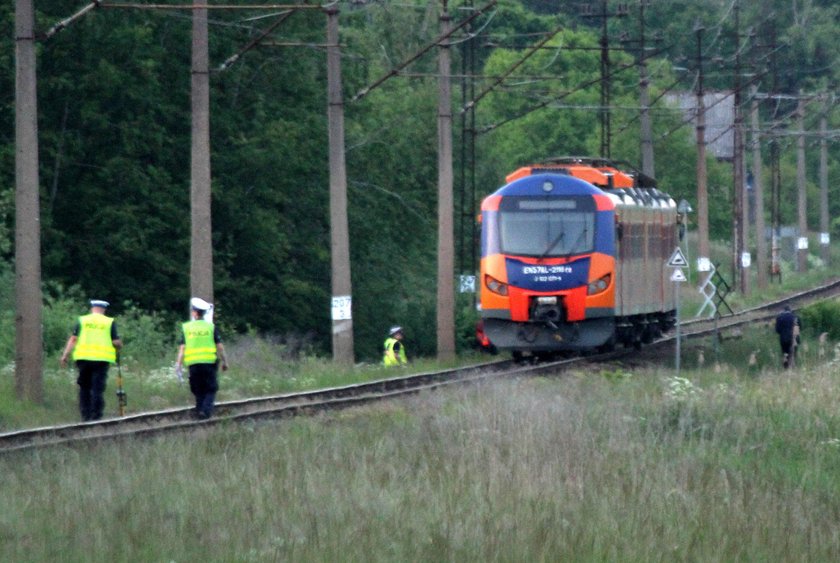 Tragedia na przejeździe w Dunowie. Nie żyje dwóch mężczyzn