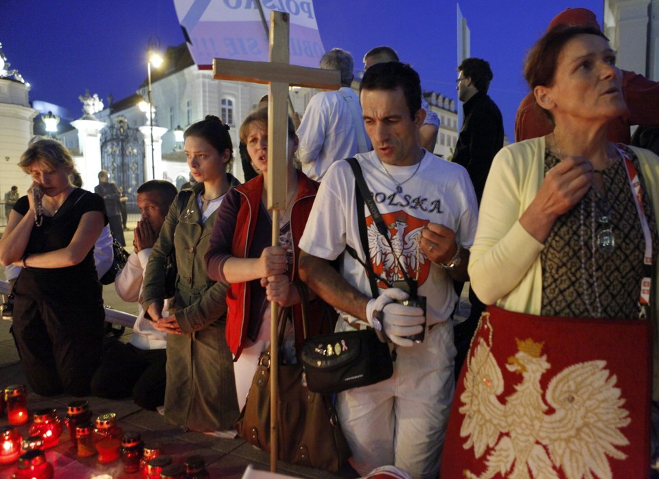 WARSZAWA KRZYŻ PRZED PAŁACEM PREZYDENCKIM