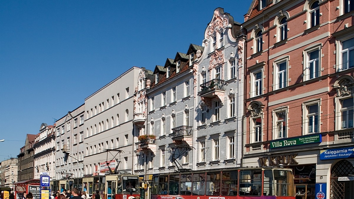 Kolędnik z gwiazdą oraz diabeł i anioł będą witać pasażerów świątecznego tramwaju, w którym obok choinek muzealnicy z Muzeum Śląskiego w Katowicach ustawią także cztery szopki bożonarodzeniowe. Muzealny tramwaj wyruszy w trasę we wtorek w ramach projektu "Świąteczna jazda".