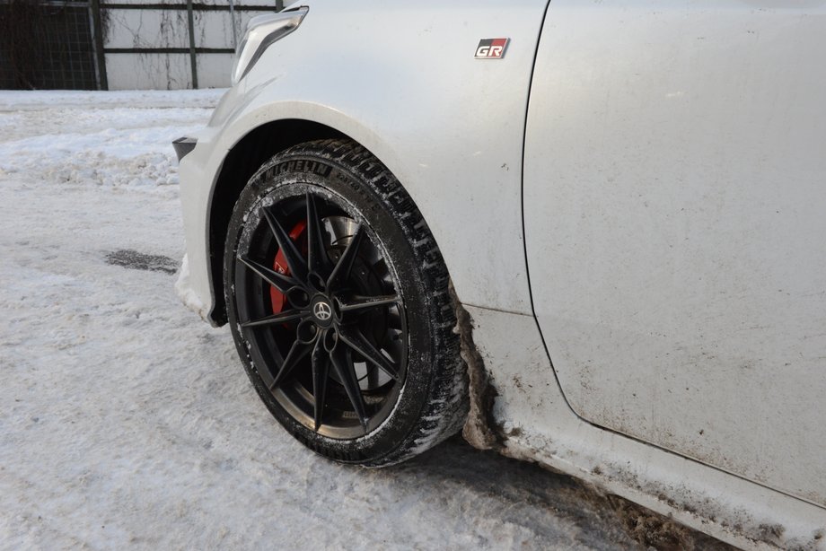 Kute obręcze kół są lekkie i wytrzymałe. Toyota GR Yaris, dzięki napędowi 4x4, doskonale sprawdza się na szutrach, ale także na śniegu. Jazda nią w takich warunkach to ogromna frajda.