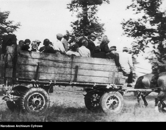 Zabawy ludowe na Bielanach w Warszawie - rok 1948 - zdjęcie pochodzi z archiwów Narodowego Archiwum Cyfrowego