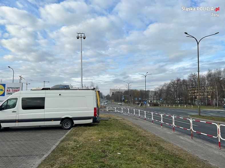 Policjanci z Żor podczas akcji "Bezpieczny pieszy" wykorzystali nietypowy pojazd — Ruchome Stanowisko Dowodzenia