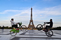 Elképesztő átalakuláson ment át Párizs: elözönlötték a bringások - videó